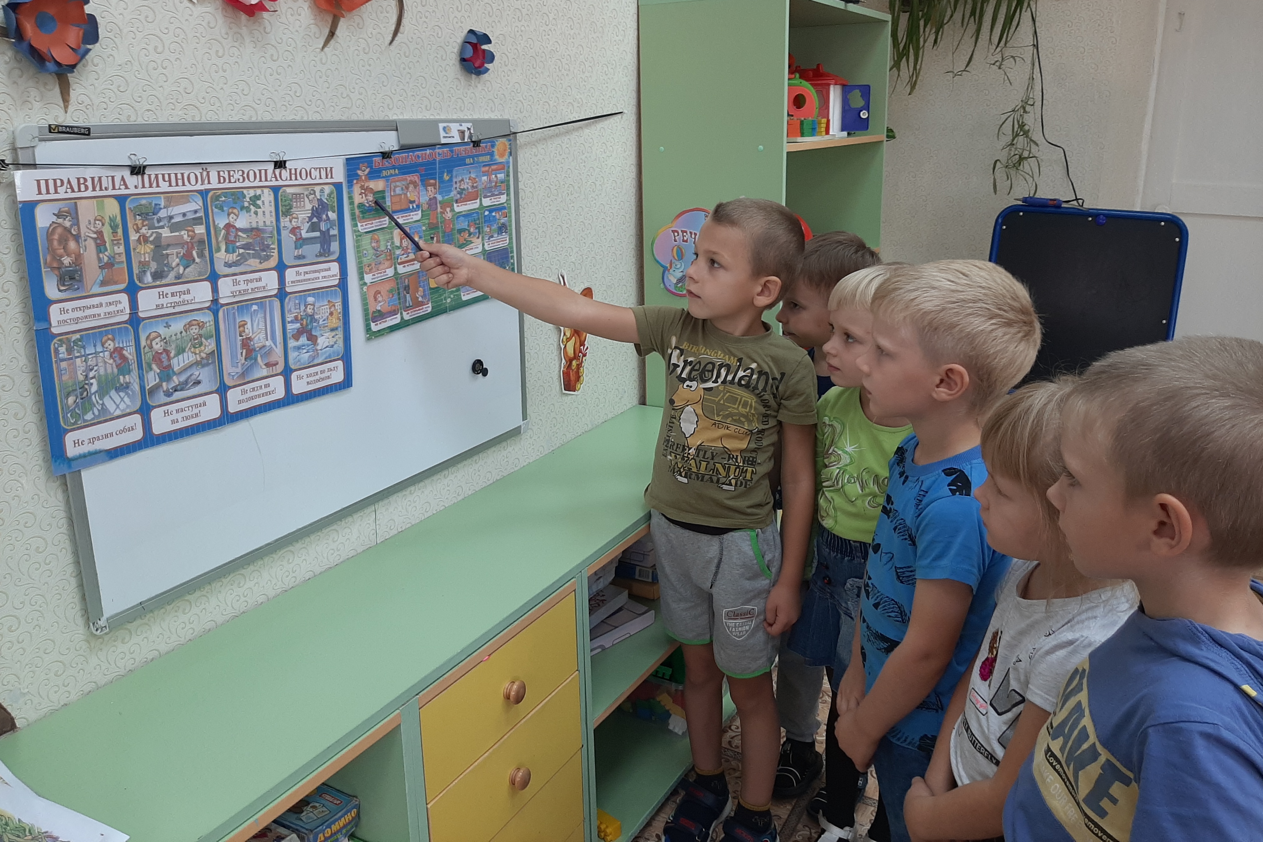 Дети рассматривают картинки в детском саду